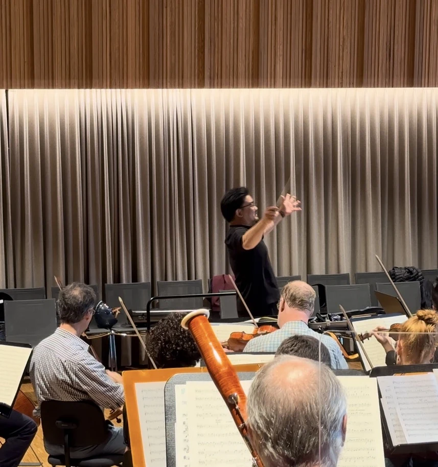 Sungwook Kim dirige una prova d’orchestra